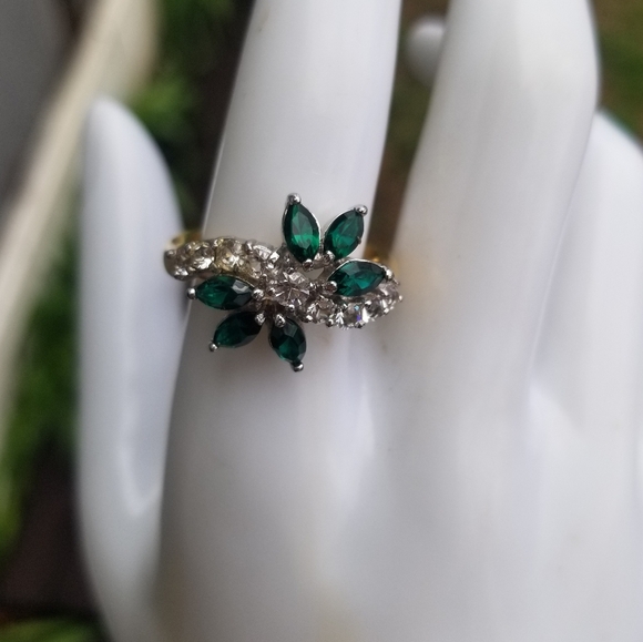 EMERALD GREEN & WHITE AUSTRIAN CRYSTAL FLORAL DESIGN GOLDPLATED LADIES RING - Picture 2 of 6